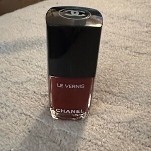 CHANEL Le Vernis in Deep Red 719 Richness